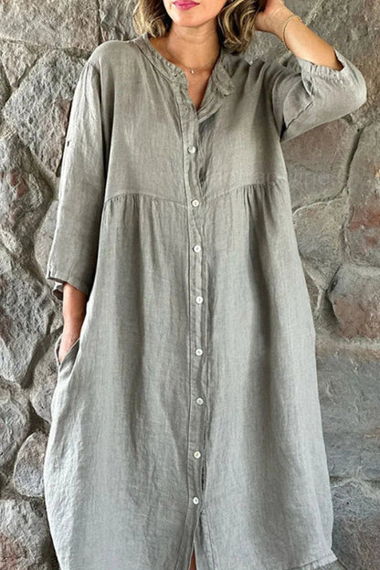 Vestido camisero informal sencillo con botones lisos y cuello mandarín.