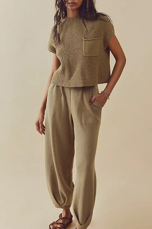 Conjunto de dos piezas informal, sencillo, liso, con bolsillos y cuello redondo