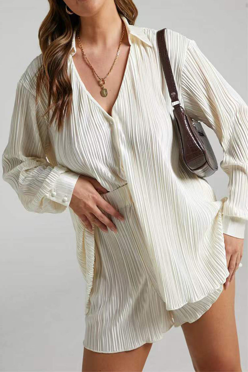 Conjunto de dos piezas informal, sencillo, liso, con cuello vuelto y mangas largas