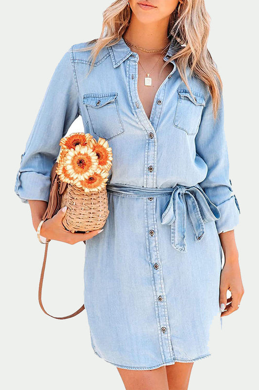 Elegante vestido vaquero holgado de manga larga con cuello vuelto y frenillo liso