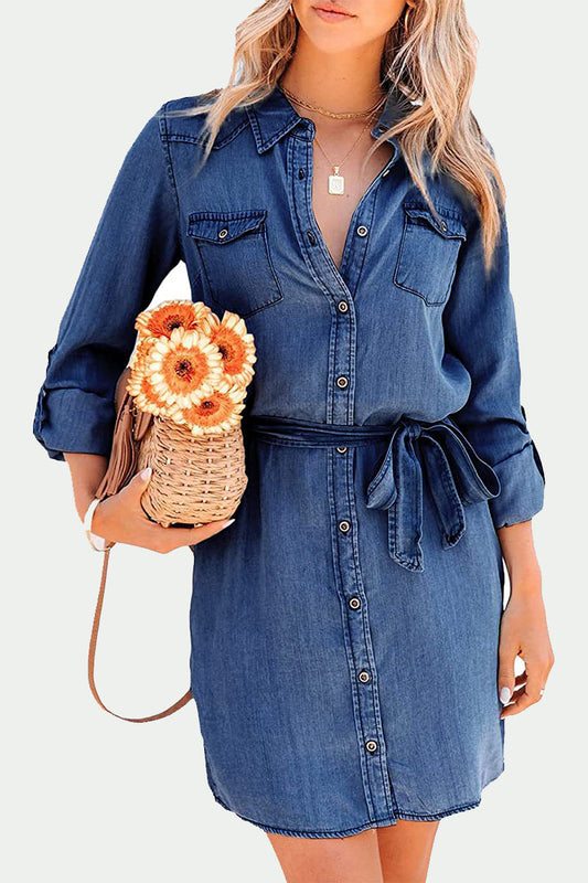 Elegante vestido vaquero holgado de manga larga con cuello vuelto y frenillo liso