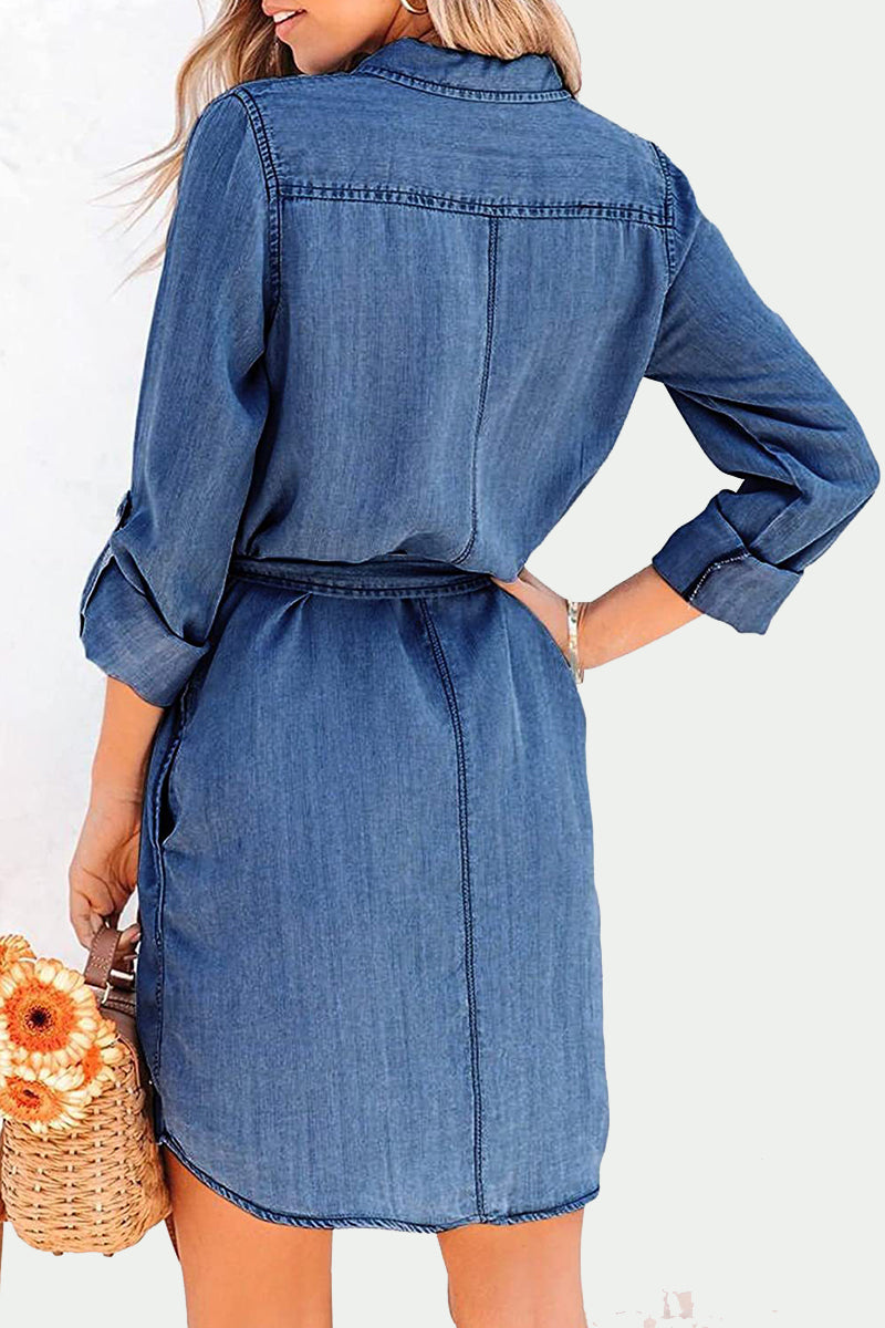 Elegante vestido vaquero holgado de manga larga con cuello vuelto y frenillo liso