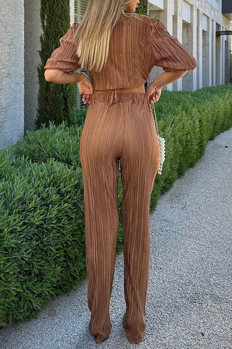 Conjunto de dos piezas informal sencillo con cuello en V, manga corta y pliegues lisos