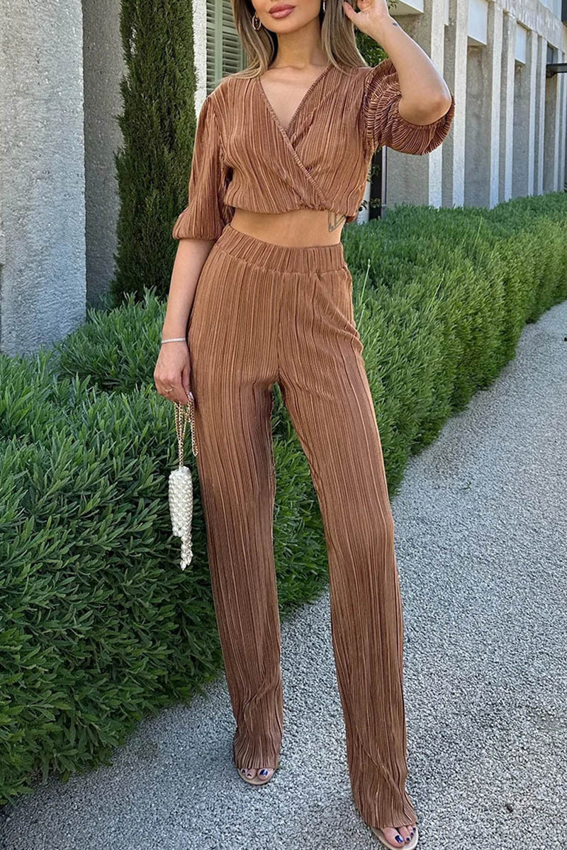 Conjunto de dos piezas informal sencillo con cuello en V, manga corta y pliegues lisos