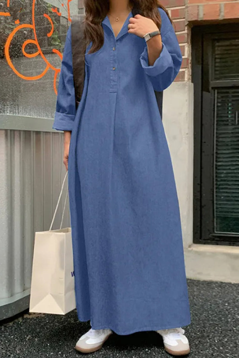 Vestido informal liso con bolsillos y cuello tipo polo irregular.