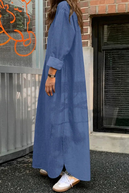 Vestido informal liso con bolsillos y cuello tipo polo irregular.