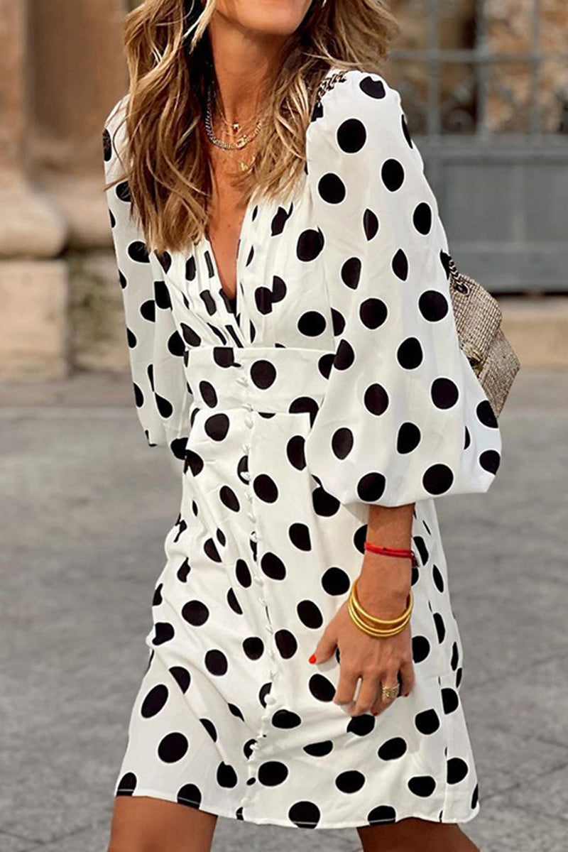 Elegantes vestidos de corte A con cuello en V y patchwork de lunares
