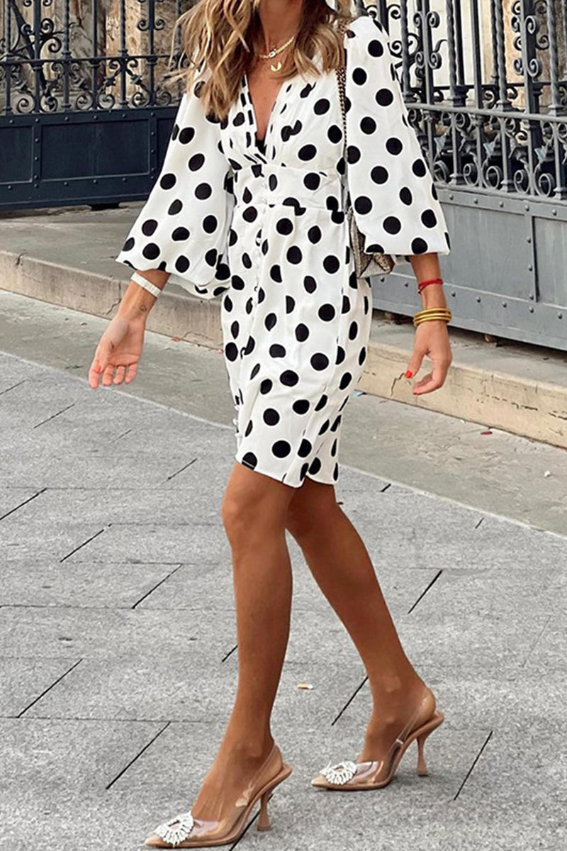 Elegantes vestidos de corte A con cuello en V y patchwork de lunares