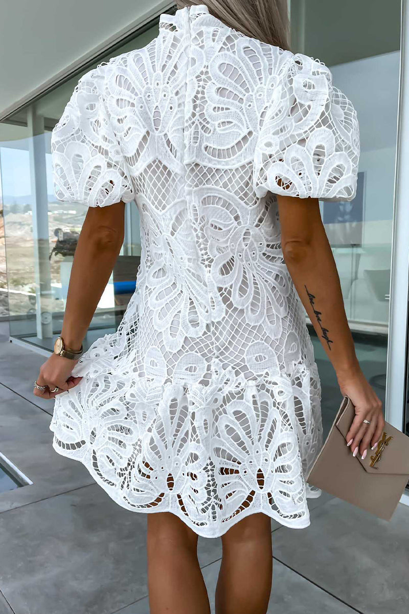 Elegante vestido de princesa de cuello alto medio ahuecado y liso