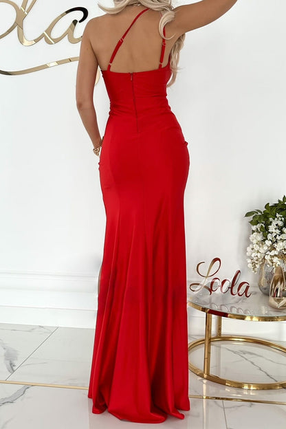Elegante vestido de noche con cuello oblicuo y abertura sólida