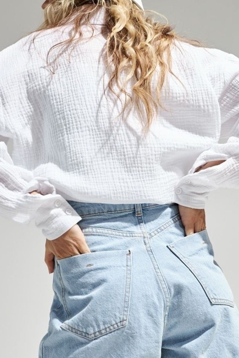 Elegantes blusas lisas con cuello vuelto