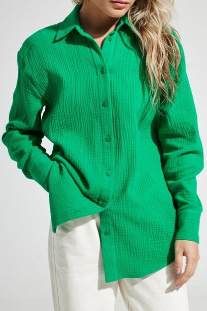 Elegantes blusas lisas con cuello vuelto