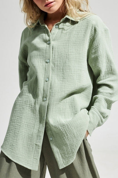 Elegantes blusas lisas con cuello vuelto
