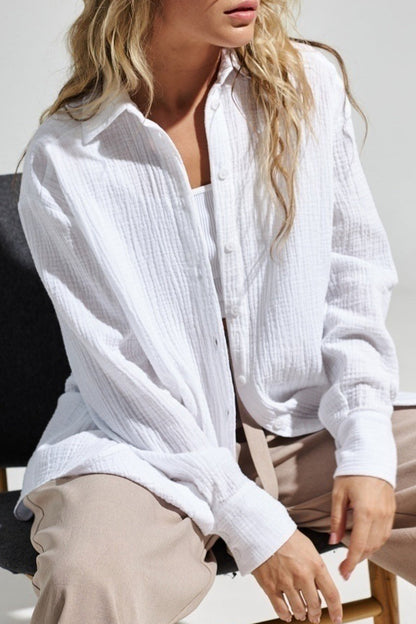 Elegantes blusas lisas con cuello vuelto