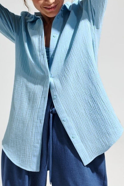 Elegantes blusas lisas con cuello vuelto