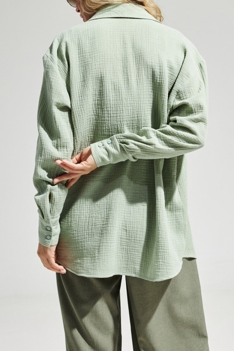 Elegantes blusas lisas con cuello vuelto