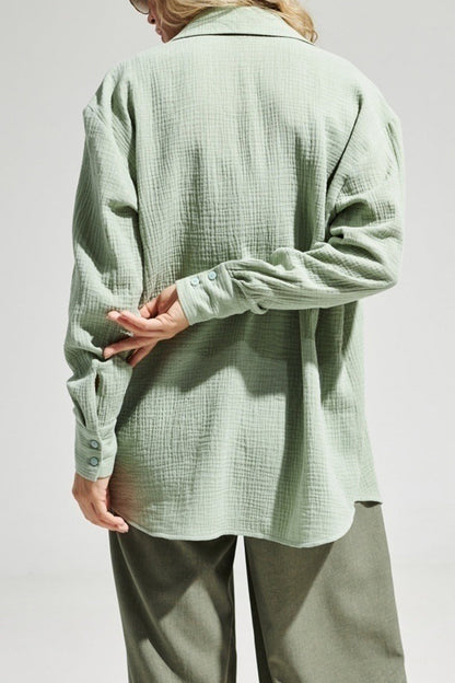 Elegantes blusas lisas con cuello vuelto