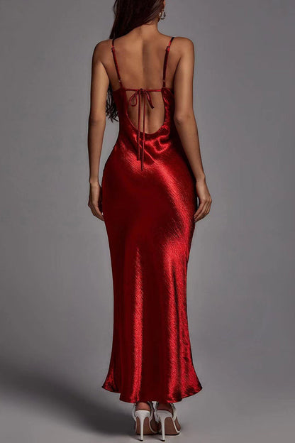 Elegante vestido liso sin espalda con tirantes finos