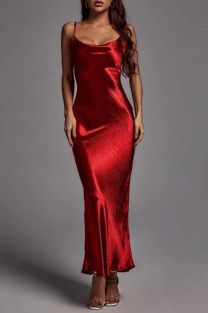 Elegante vestido liso sin espalda con tirantes finos