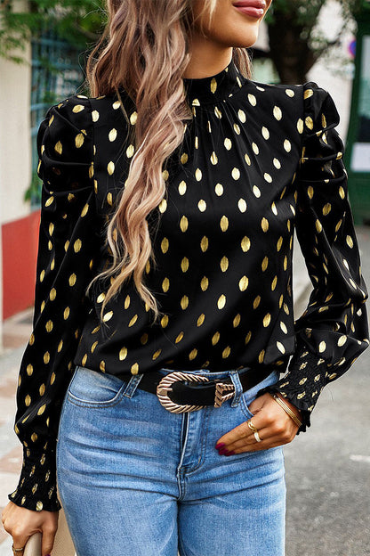 Elegante blusa de cuello alto con lunares y pliegues