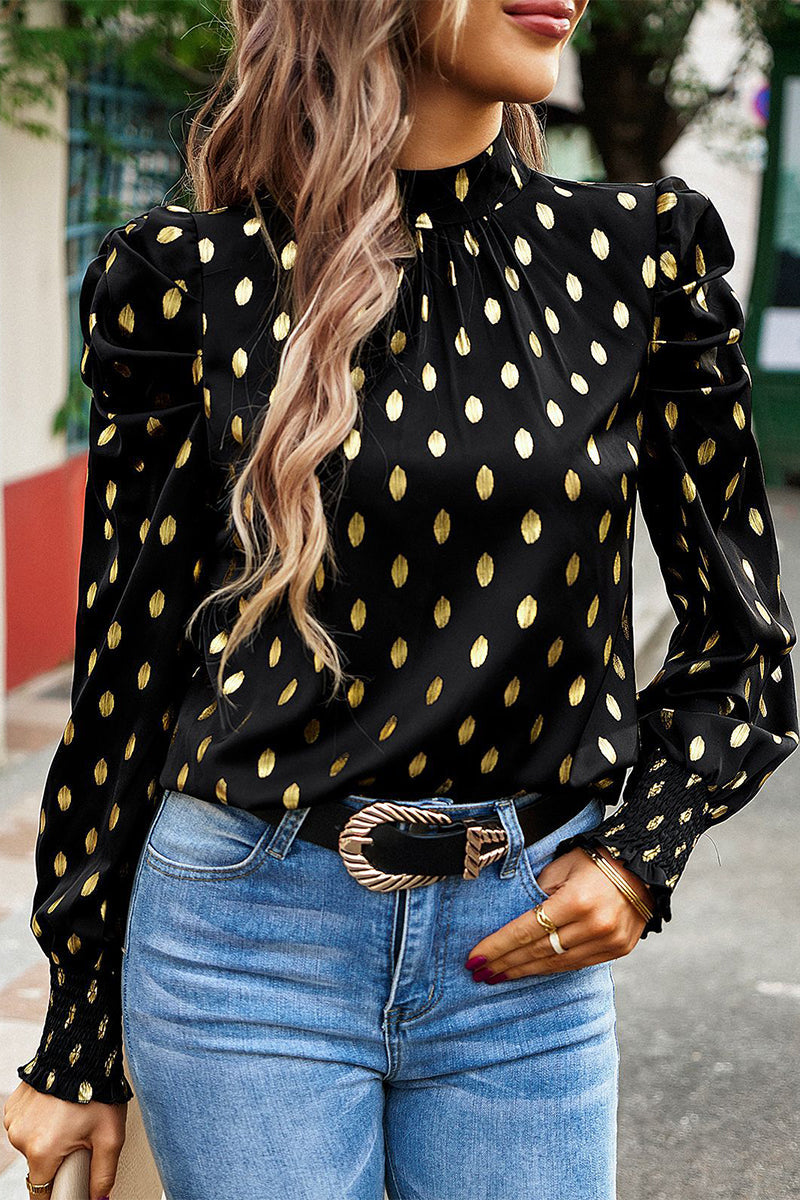 Elegante blusa de cuello alto con lunares y pliegues