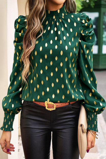 Elegante blusa de cuello alto con lunares y pliegues
