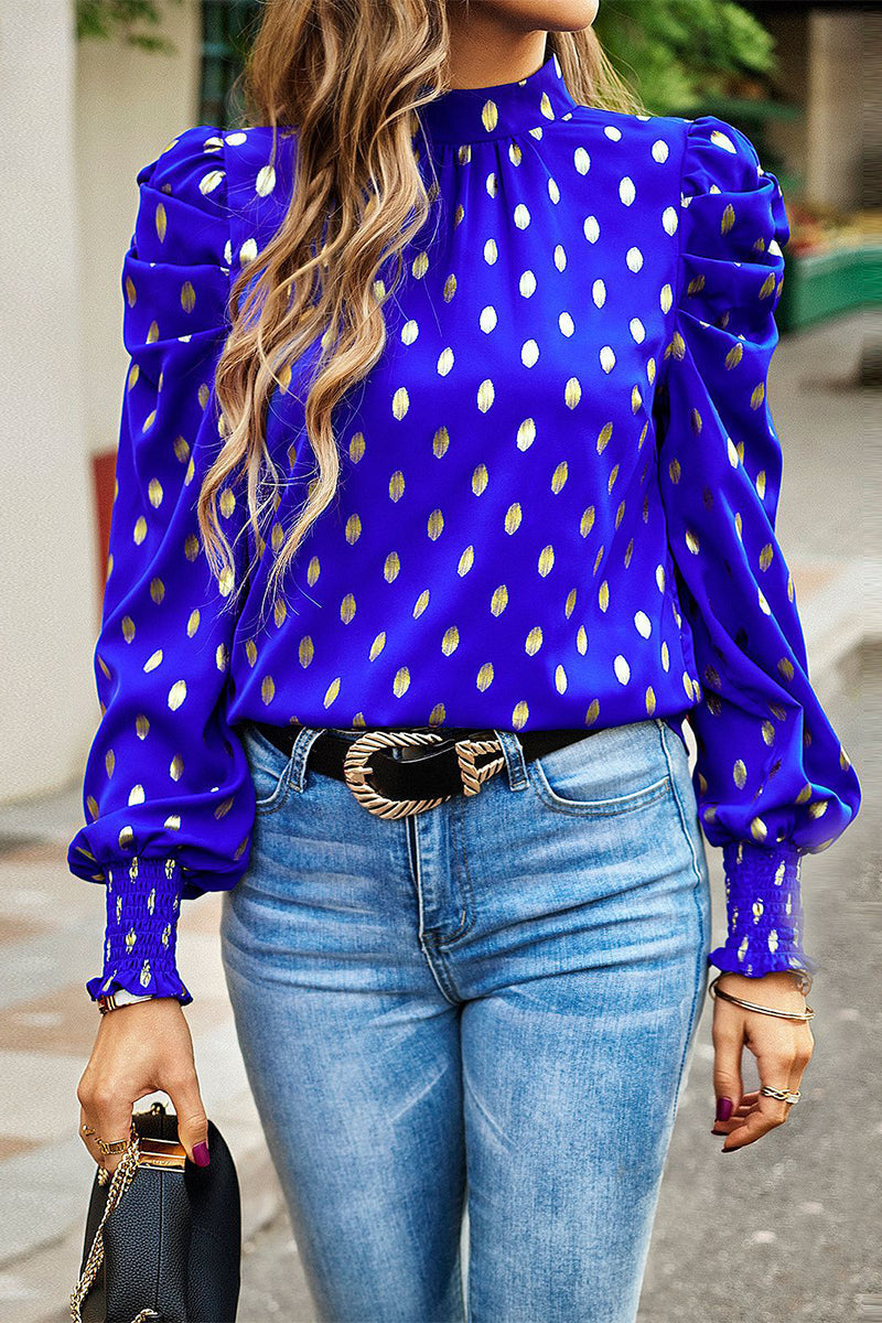 Elegante blusa de cuello alto con lunares y pliegues