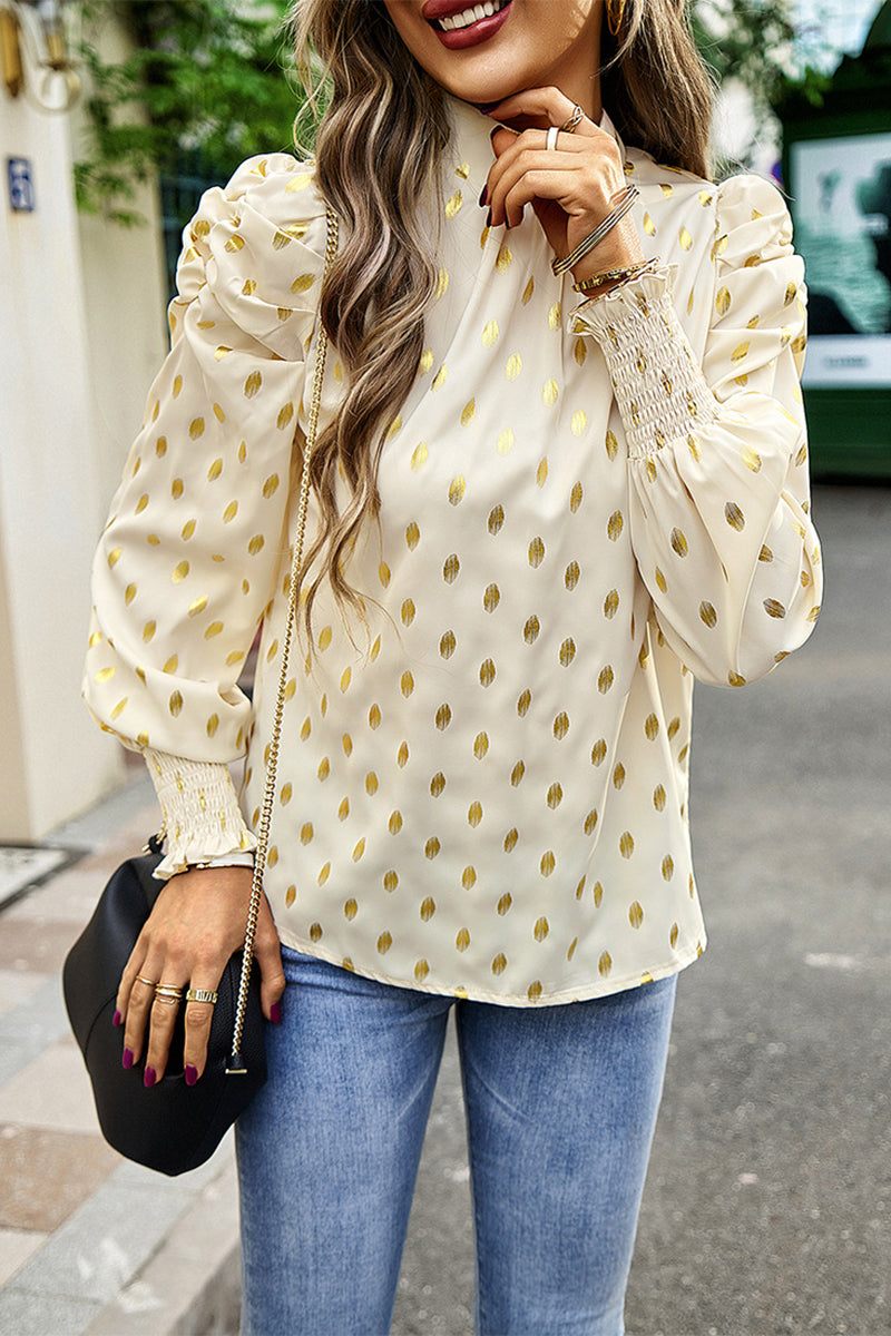 Elegante blusa de cuello alto con lunares y pliegues