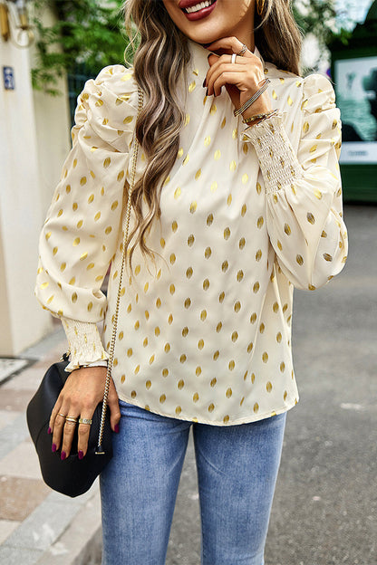Elegante blusa de cuello alto con lunares y pliegues