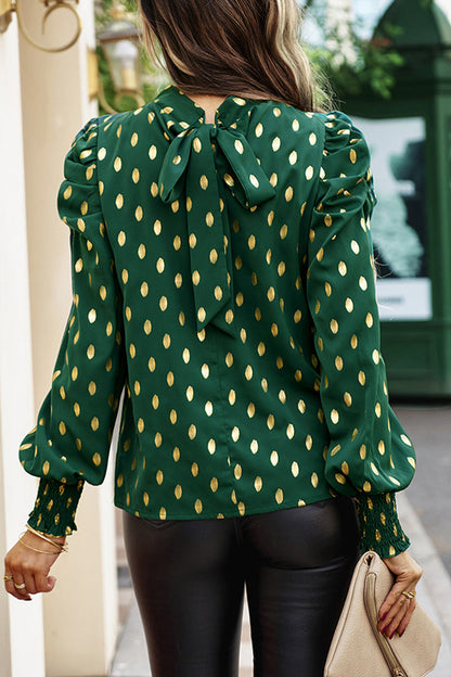Elegante blusa de cuello alto con lunares y pliegues
