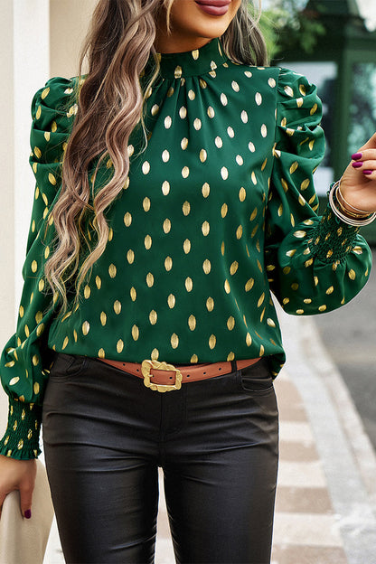 Elegante blusa de cuello alto con lunares y pliegues