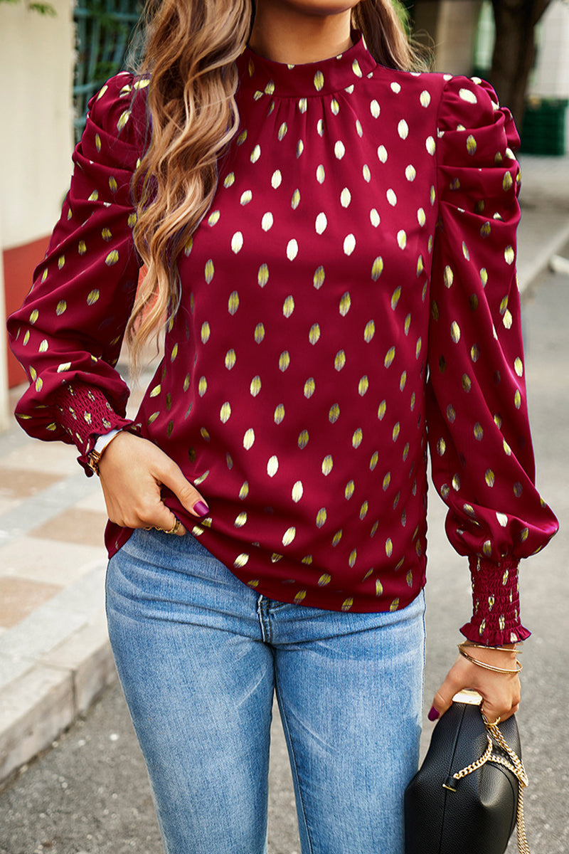Elegante blusa de cuello alto con lunares y pliegues