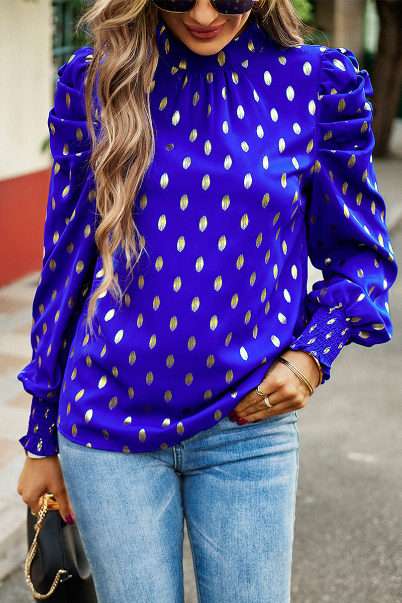 Elegante blusa de cuello alto con lunares y pliegues