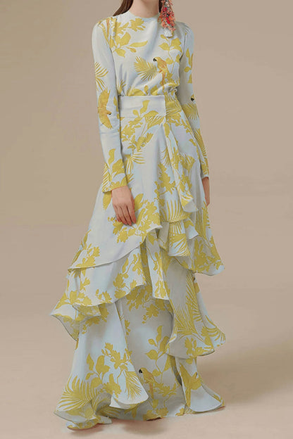 Elegante vestido asimétrico floral con cuello redondo irregular.