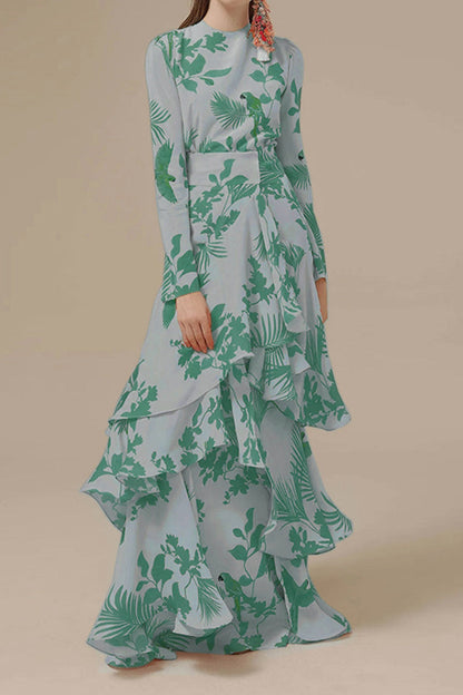 Elegante vestido asimétrico floral con cuello redondo irregular.