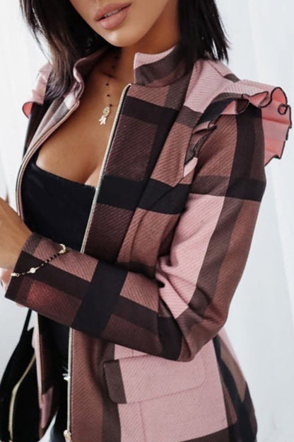 Prenda exterior informal de cuello alto con cuadros contrastantes