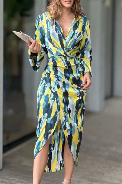 Elegante vestido camisero con cuello vuelto y estampado geométrico