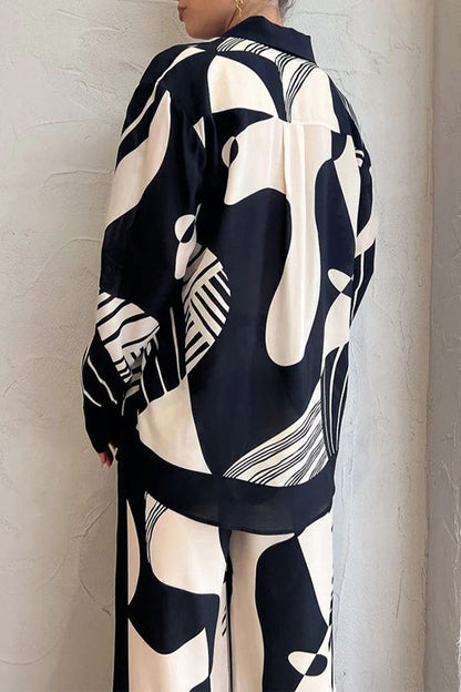 Conjunto informal de dos piezas con cuello vuelto y bolsillo con estampado geométrico