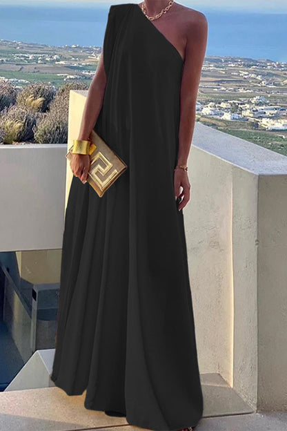 Elegante vestido de noche con cuello oblicuo asimétrico liso y sencillo.