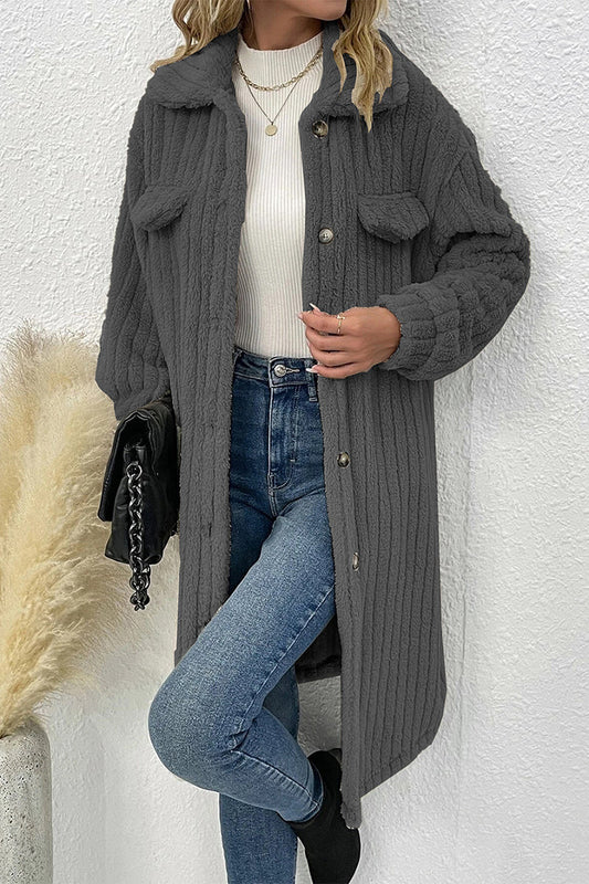 Elegante prenda exterior con cuello vuelto y botones lisos