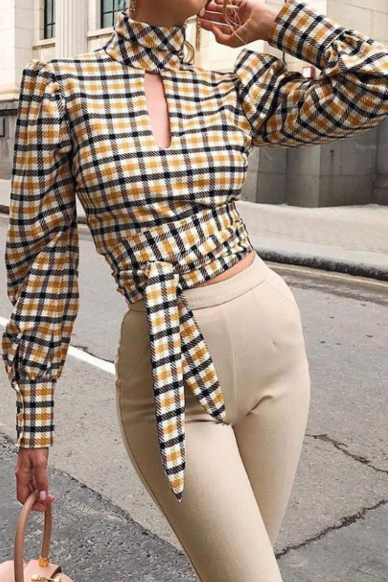 Celebridades: Elegante blusa a cuadros con lazo y cuello mandarín en contraste