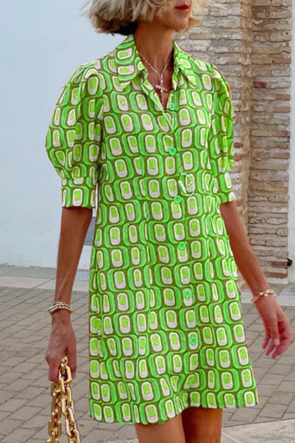 Vestido camisero informal con cuello vuelto y estampado geométrico dulce
