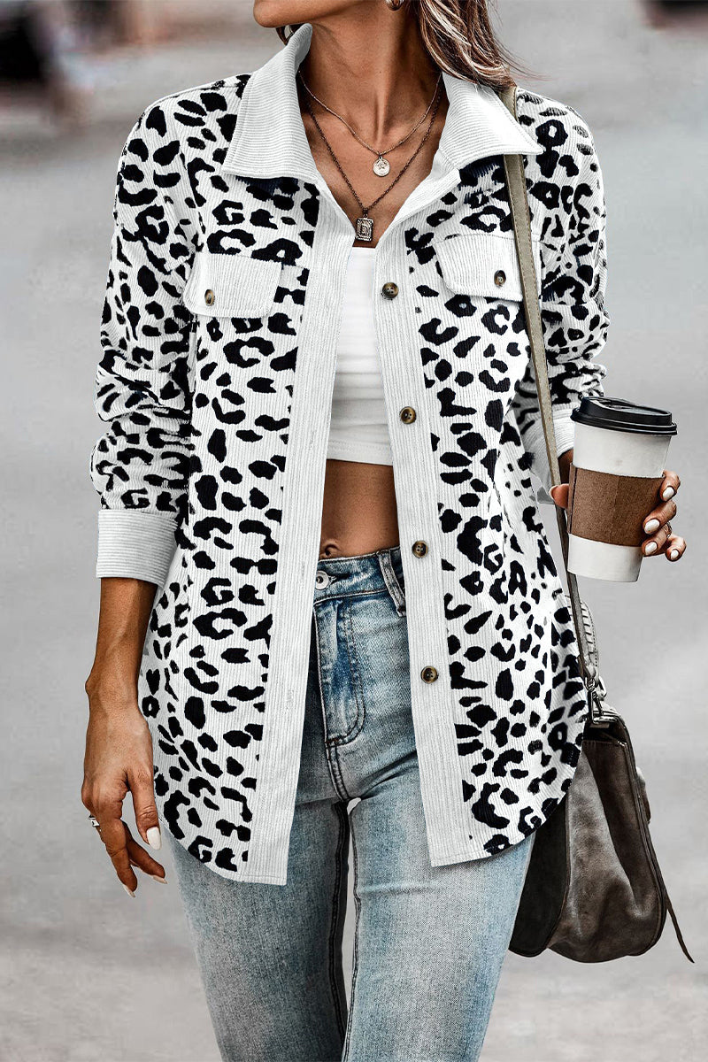 Blusa informal con cuello vuelto y bolsillo de leopardo