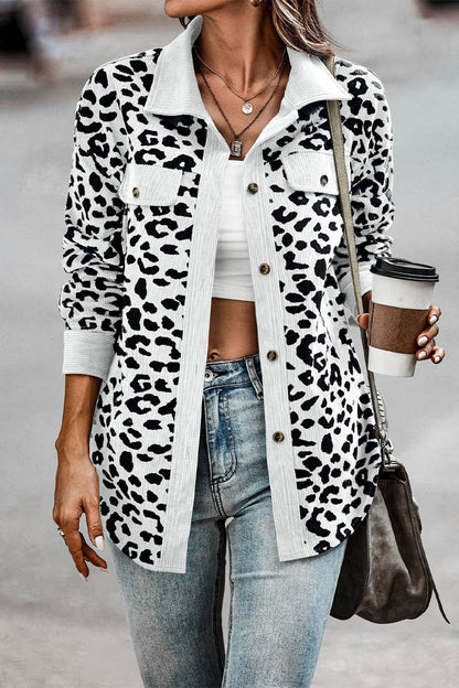 Blusa informal con cuello vuelto y bolsillo de leopardo