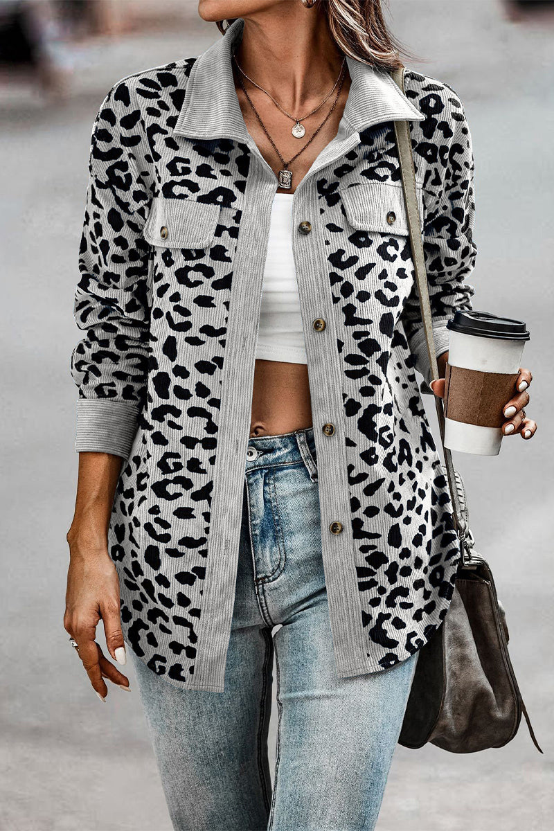 Blusa informal con cuello vuelto y bolsillo de leopardo