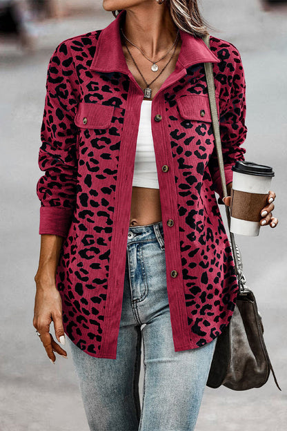 Blusa informal con cuello vuelto y bolsillo de leopardo