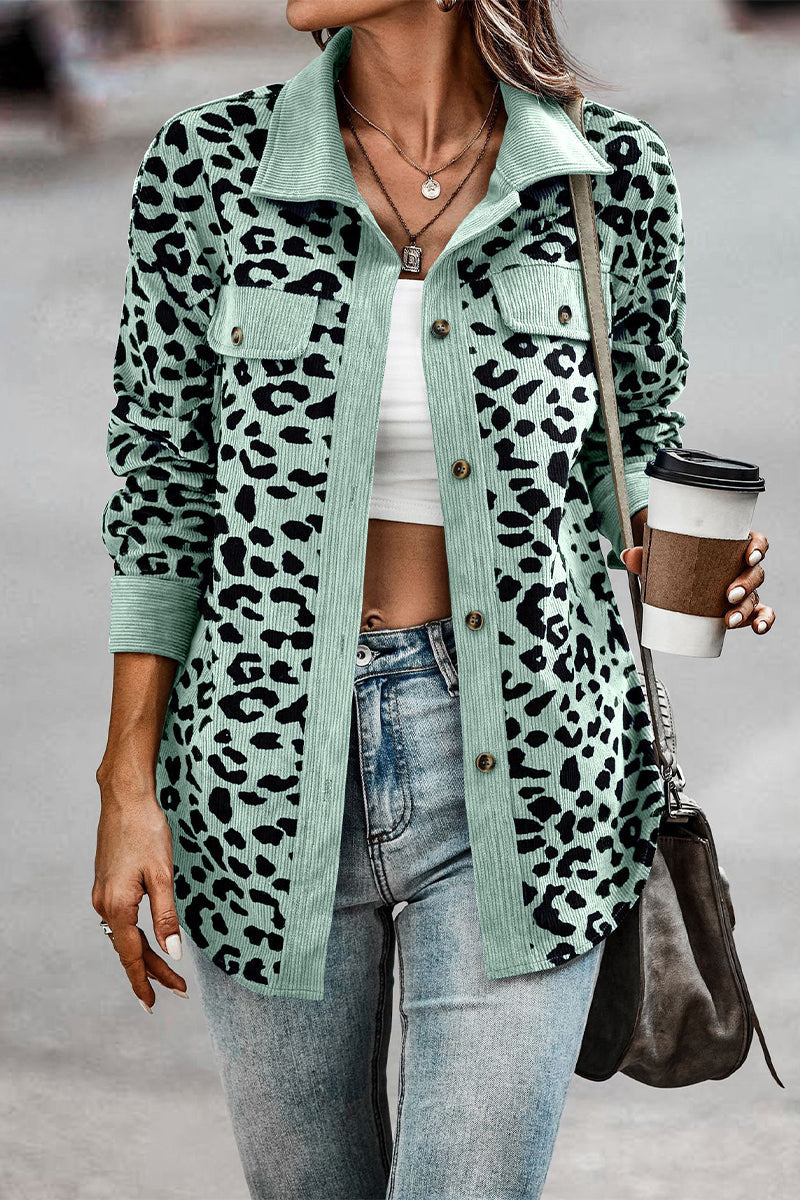Blusa informal con cuello vuelto y bolsillo de leopardo