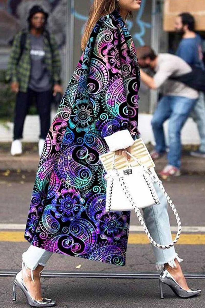 Prendas de abrigo con cuello vuelto, patchwork y estampado urbano