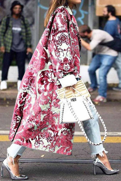Prendas de abrigo con cuello vuelto, patchwork y estampado urbano