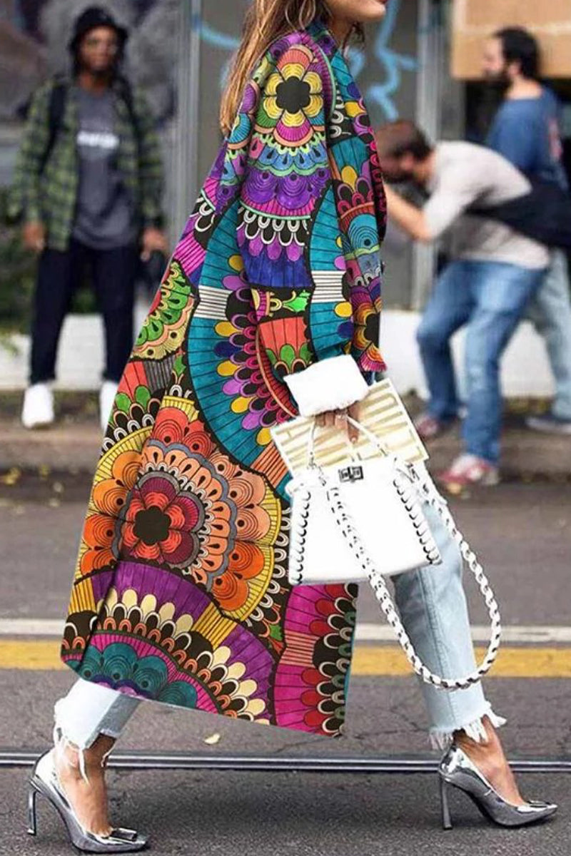 Prendas de abrigo con cuello vuelto, patchwork y estampado urbano